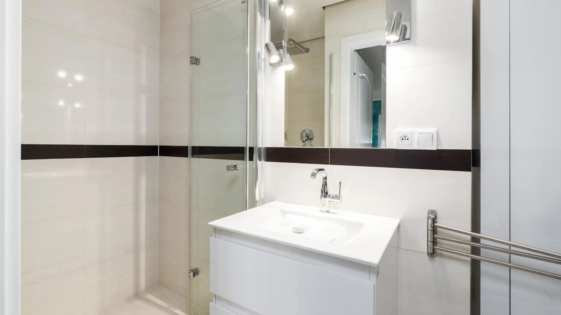 Malta Lake Apartment Balcony And Parking By Renters Prestige Poznań